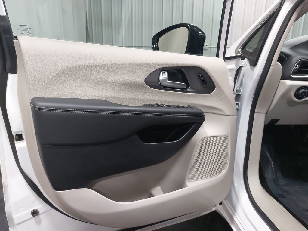 Used 2024 Chrysler Pacifica Touring-L image 27