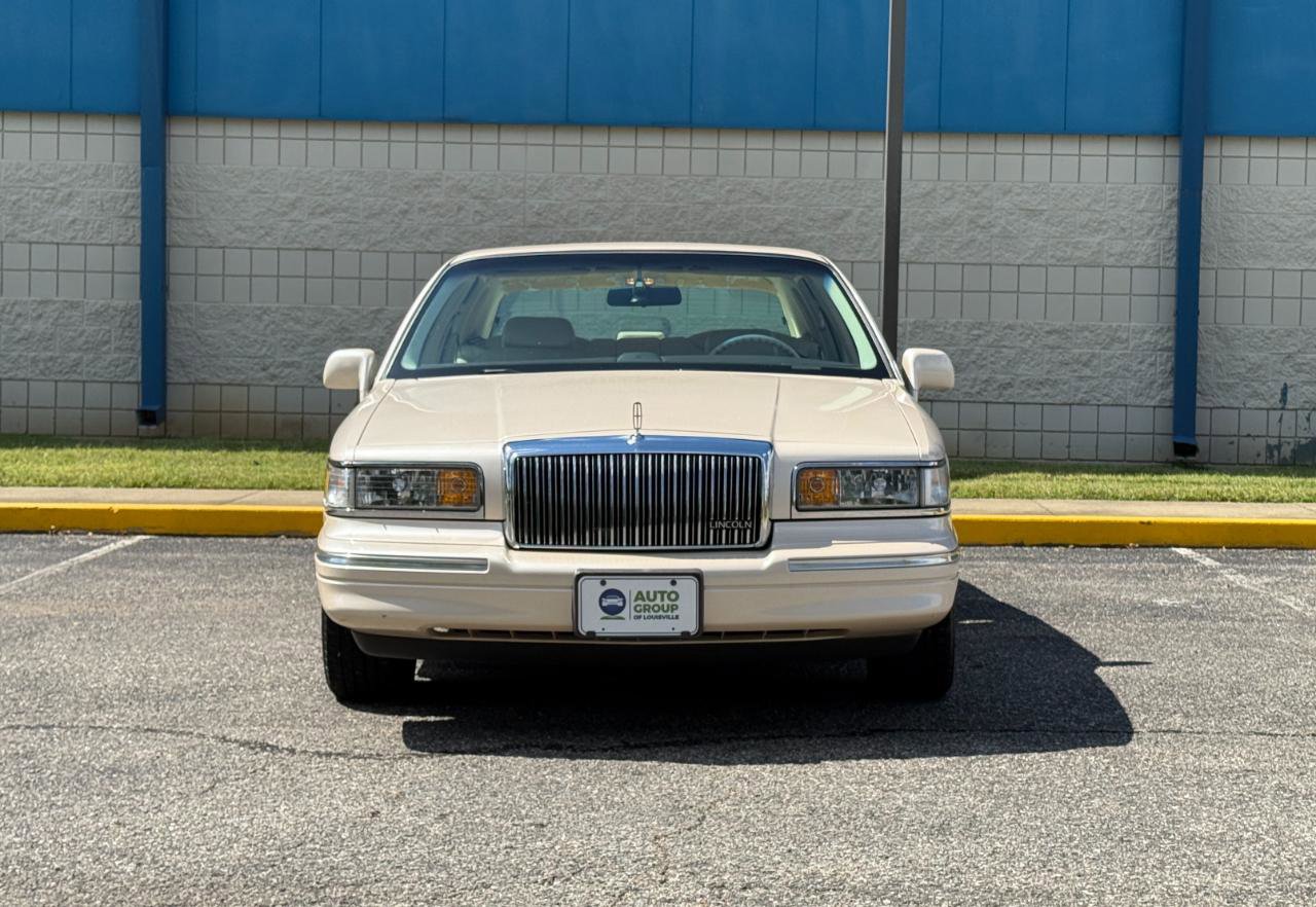 Used 1996 Lincoln Town Car Cartier image 2
