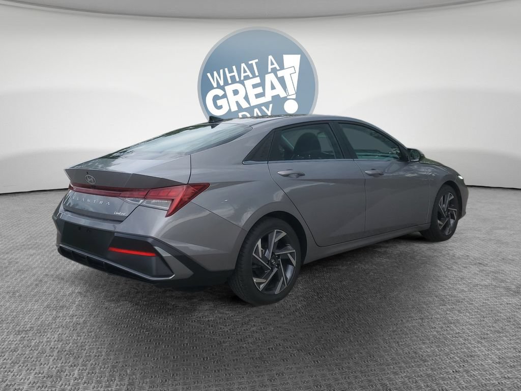 Used 2025 Hyundai Elantra Limited FWD image 3