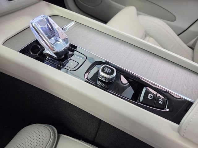 Certified 2023 Volvo XC60 B5 Ultimate w/ Protection Package Premier image 32