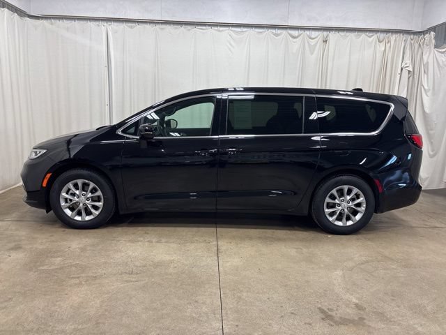 Used 2026 Chrysler Pacifica Limited FWD image 8