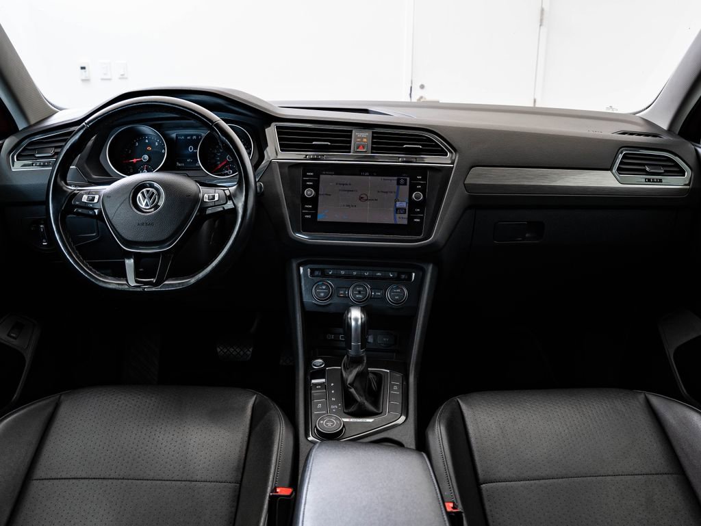 Used 2018 Volkswagen Tiguan SEL AWD/4WD image 32