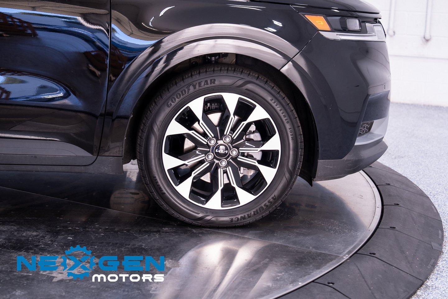 Used 2024 Kia Carnival EX image 55