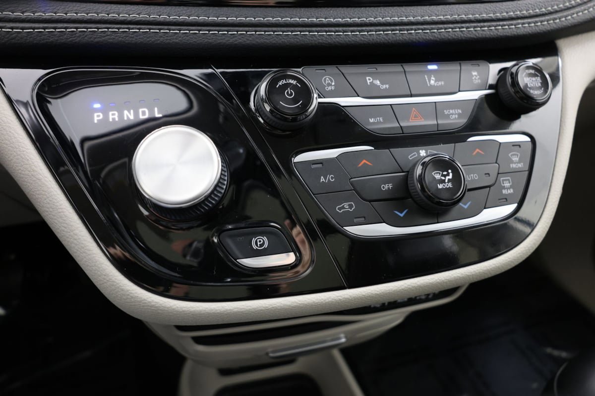 Used 2024 Chrysler Pacifica Touring-L image 30