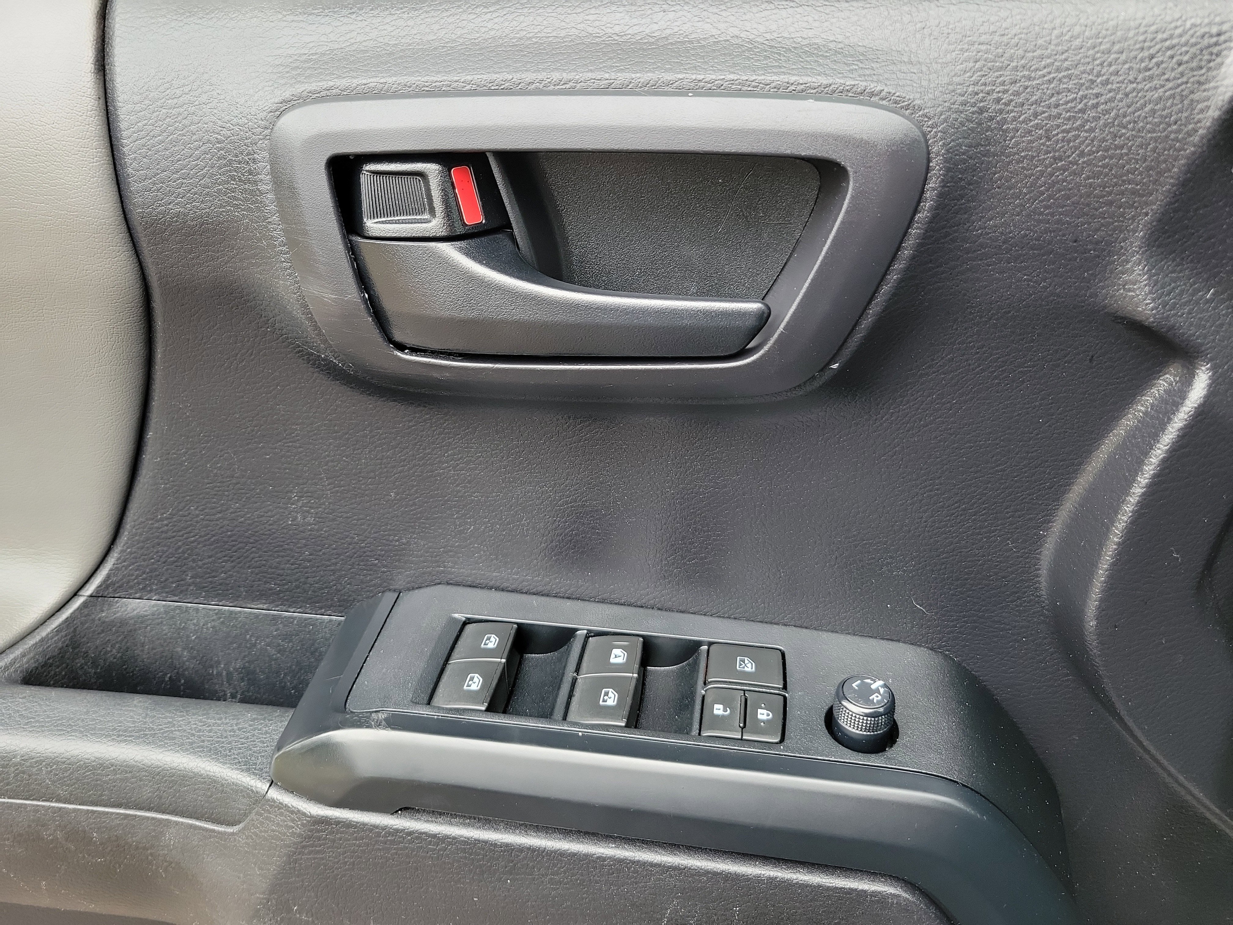 Used 2020 Toyota Tacoma SR w/ SR Convenience Package image 15