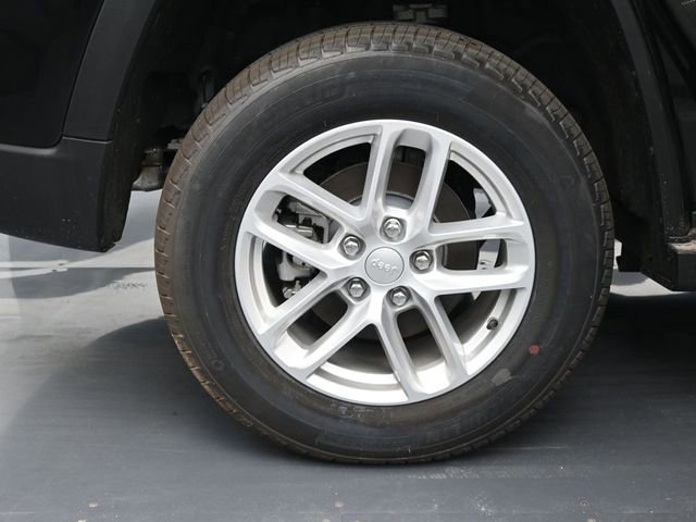 Used 2024 Jeep Grand Cherokee Laredo X image 30