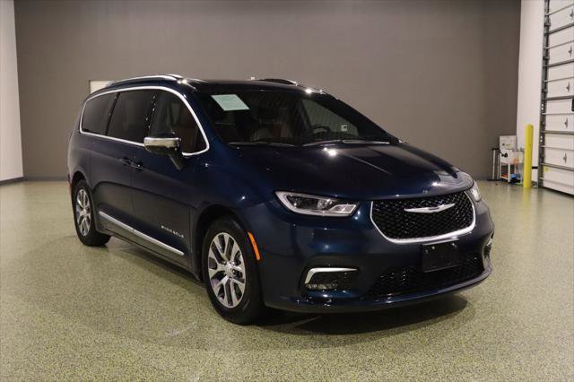 Used 2025 Chrysler Pacifica Pinnacle FWD image 1