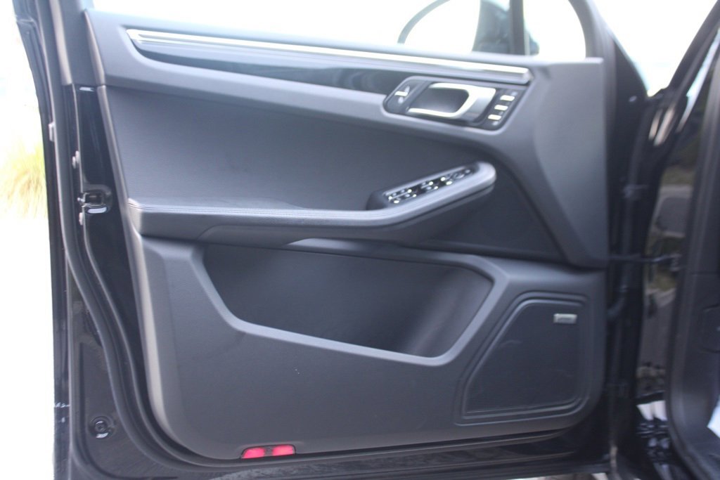 Used 2025 Porsche Macan image 17