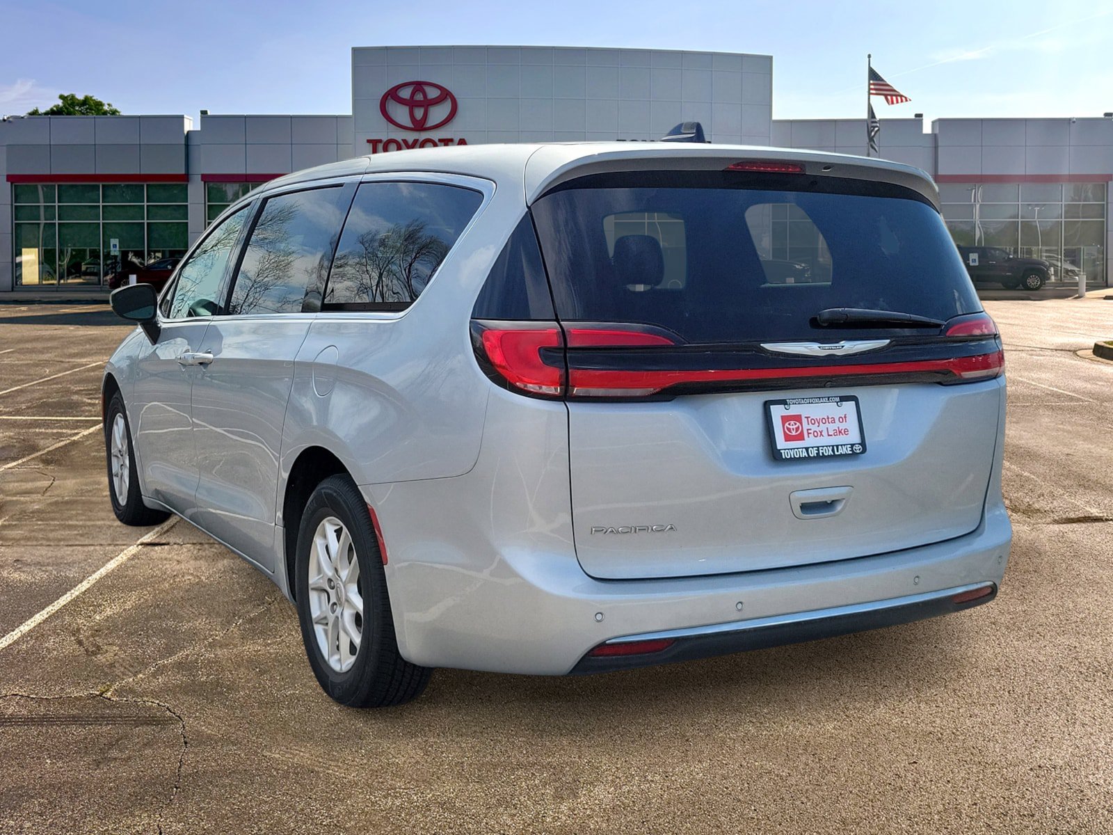 Used 2023 Chrysler Pacifica Touring-L FWD image 3