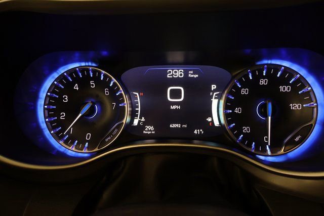 Used 2023 Chrysler Pacifica Touring-L image 15