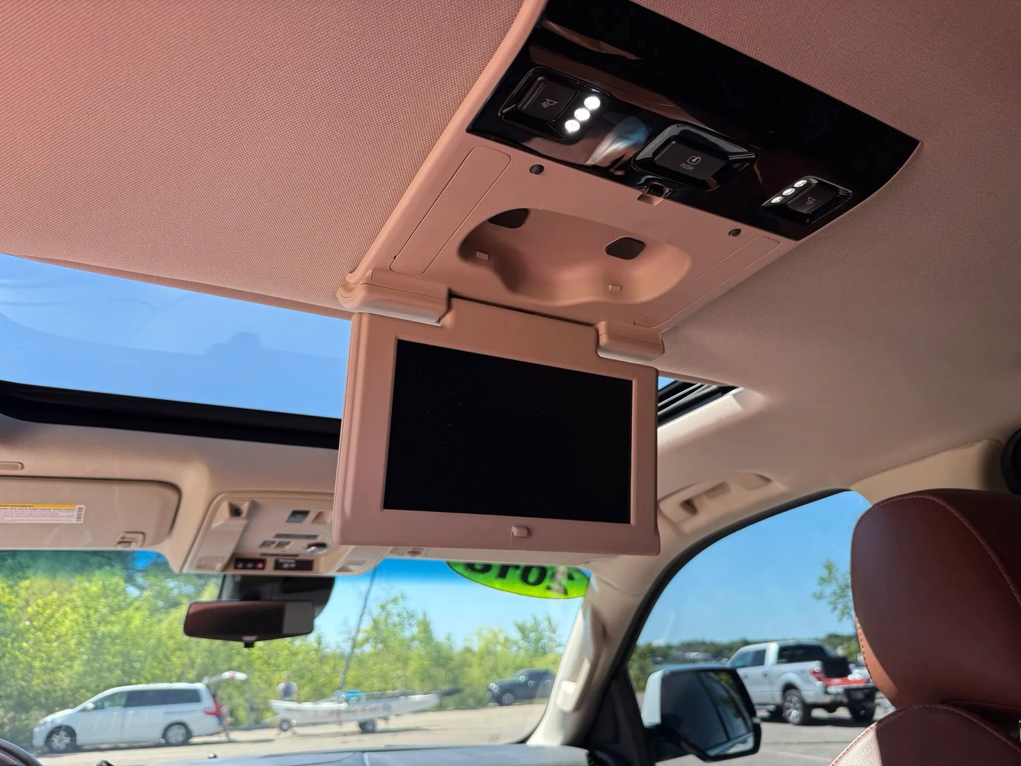 Used 2018 Cadillac Escalade Premium Luxury AWD/4WD image 15