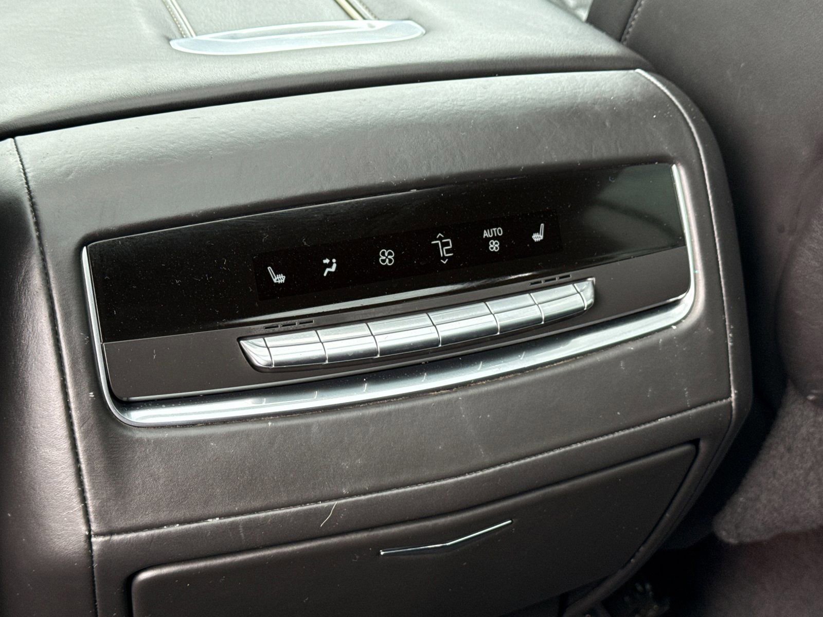 Used 2022 Cadillac Escalade ESV Sport Platinum image 13