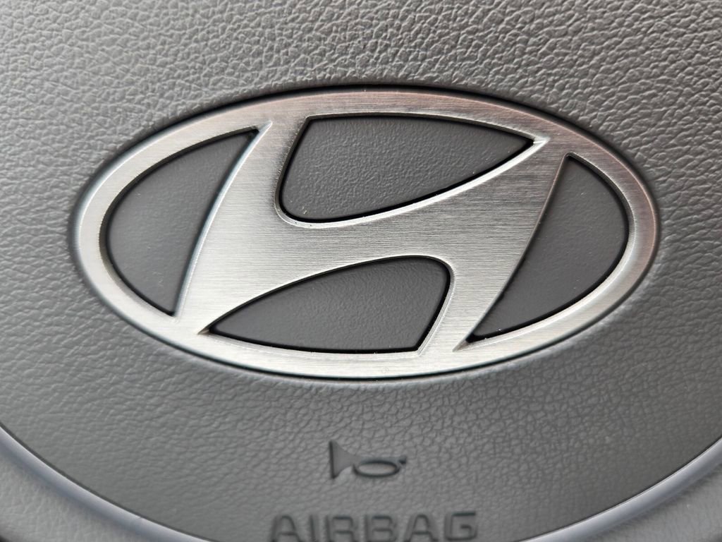 Used 2025 Hyundai Elantra SE FWD image 29
