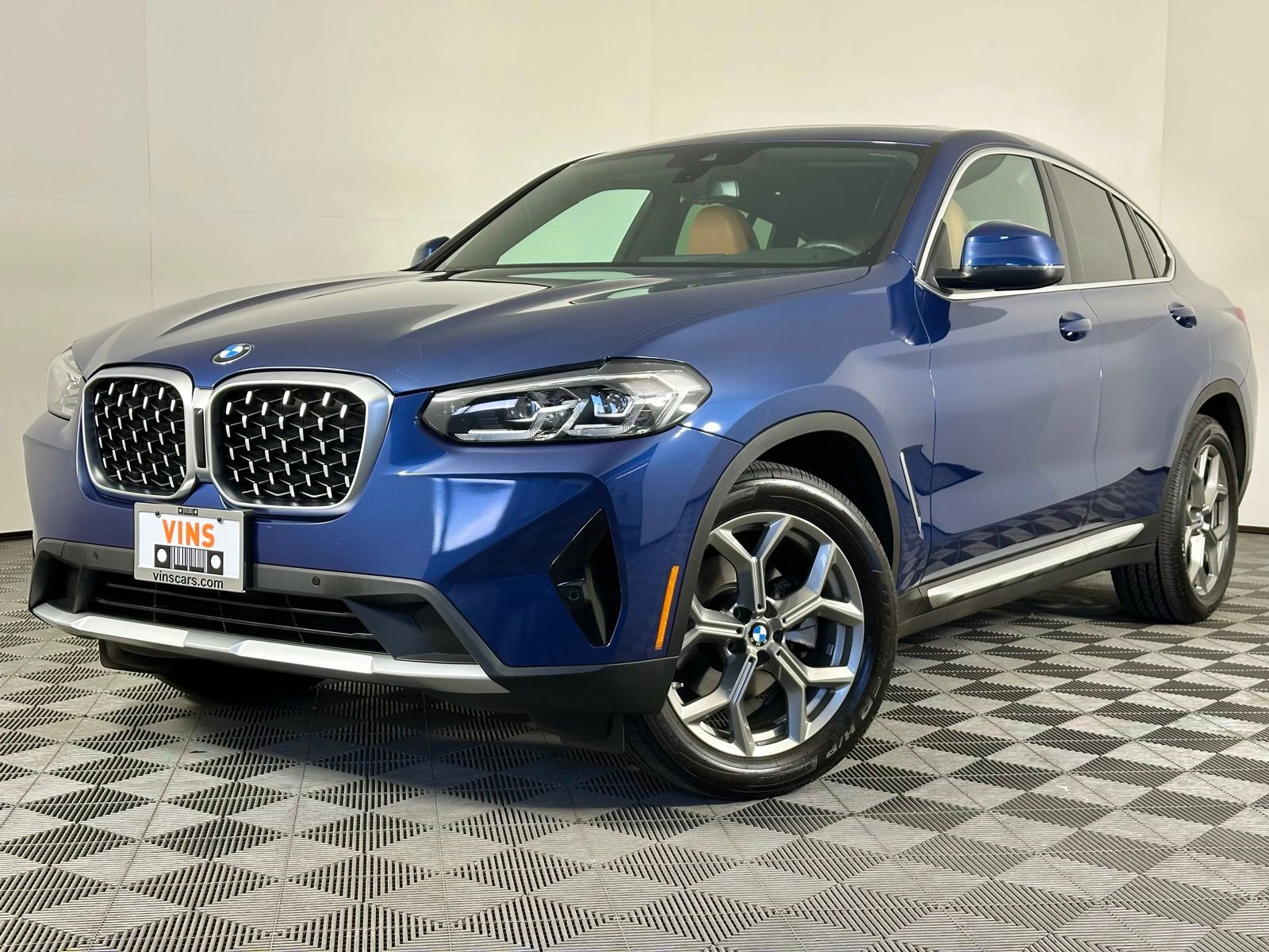 Used 2023 BMW X4 xDrive30i w/ Premium Package AWD/4WD image 3