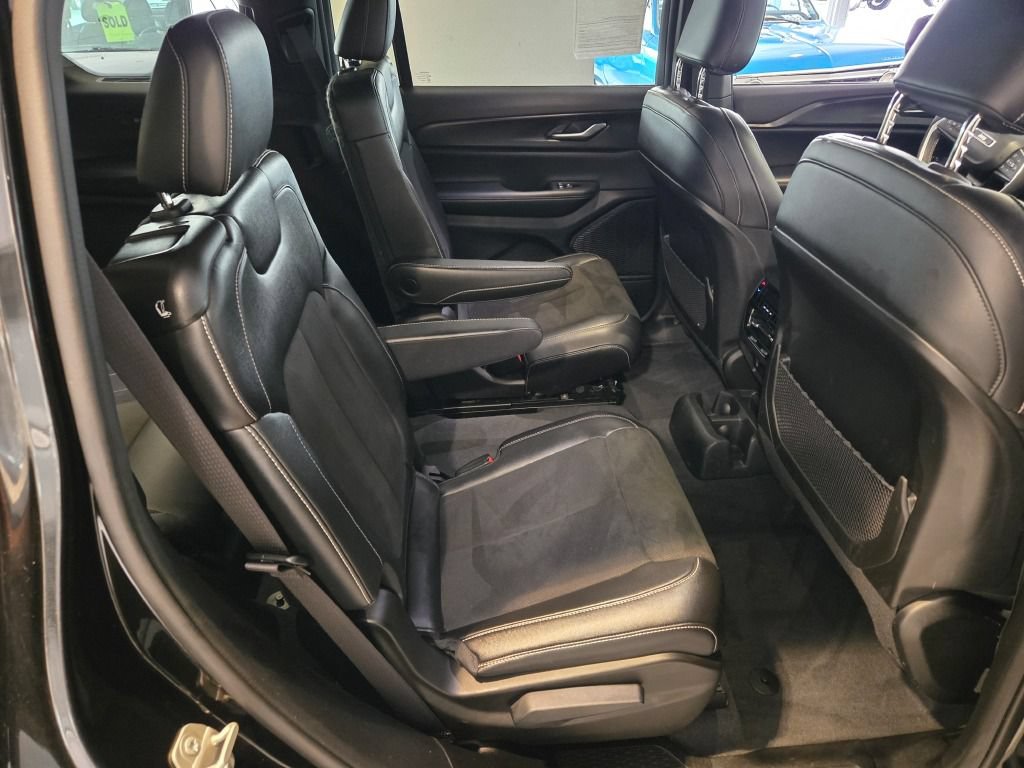 Used 2023 Jeep Grand Cherokee L Laredo AWD/4WD image 9