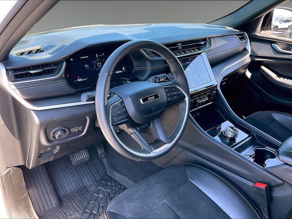 Used 2025 Jeep Grand Cherokee Altitude AWD/4WD image 8