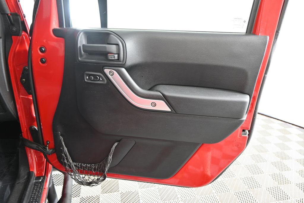 Used 2012 Jeep Wrangler Unlimited Rubicon w/ Connectivity Group AWD/4WD image 13