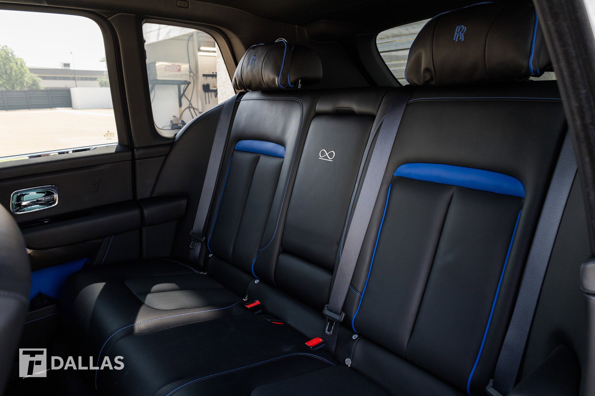 Used 2022 Rolls-Royce Cullinan Black Badge w/ Dark Exterior Package image 33