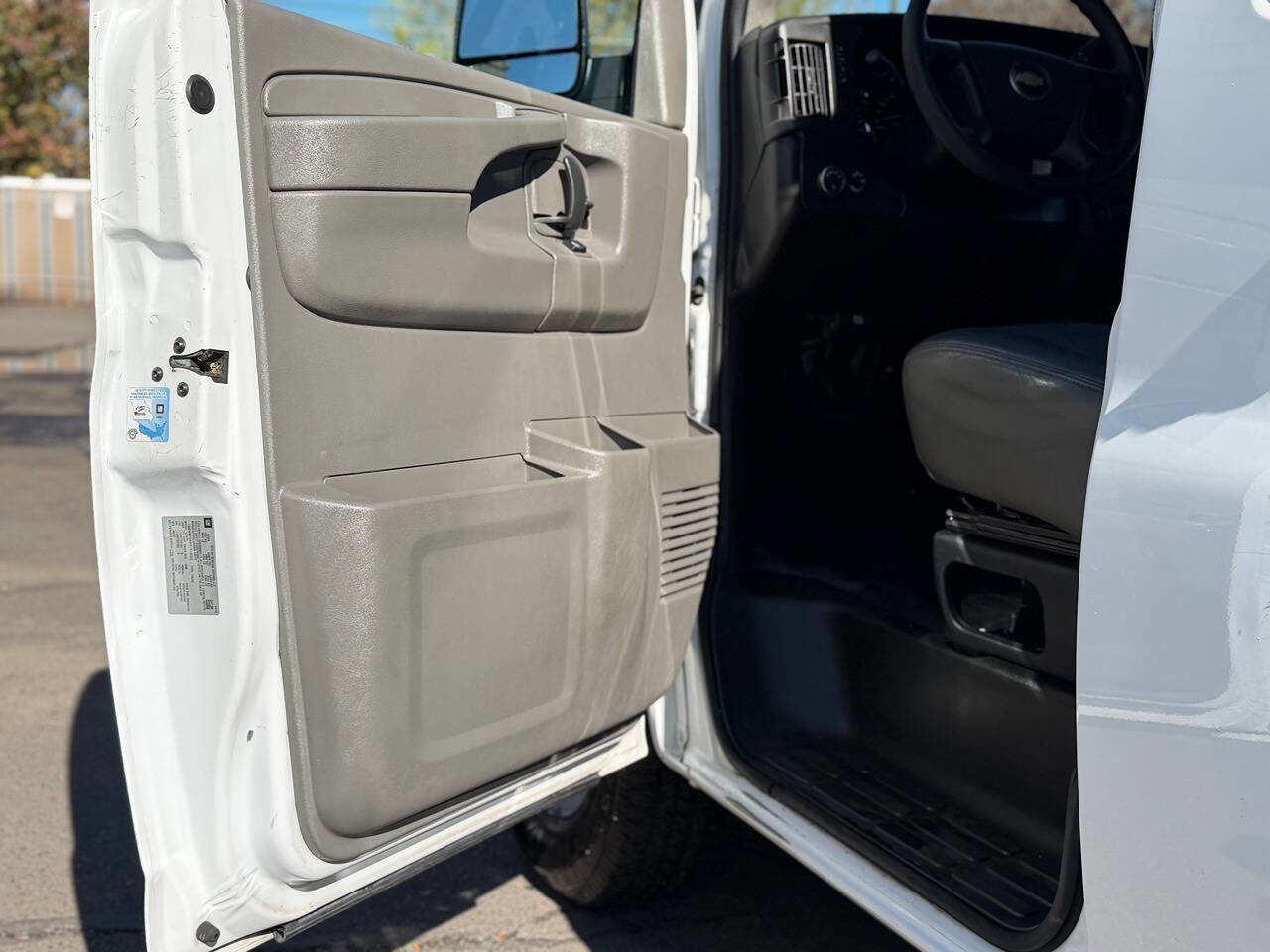 Used 2014 Chevrolet Express 2500 image 4