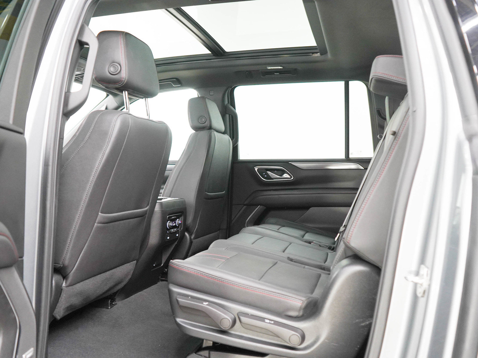 Used 2023 Chevrolet Suburban RST w/ Luxury Package AWD/4WD image 19