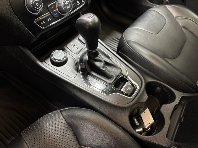 Used 2022 Jeep Cherokee Limited w/ Mopar Interior Package AWD/4WD image 21