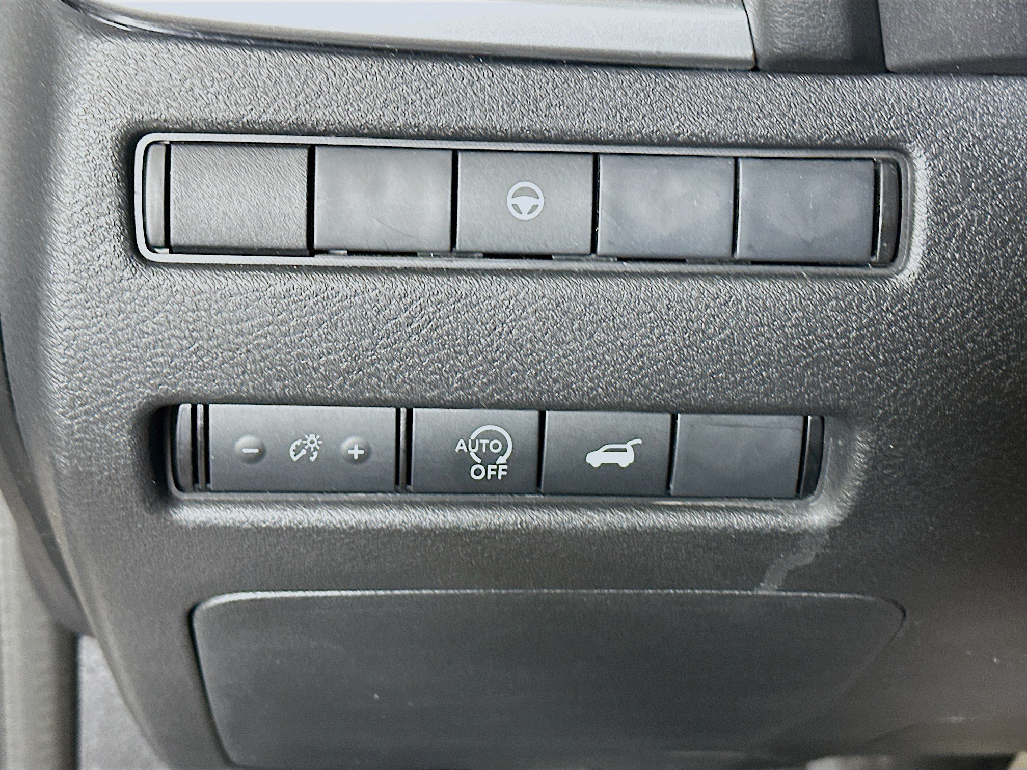 Used 2025 Nissan Rogue SV AWD/4WD image 17
