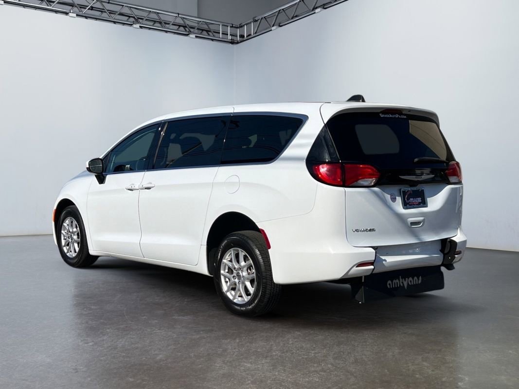 Used 2022 Chrysler Voyager LX image 8