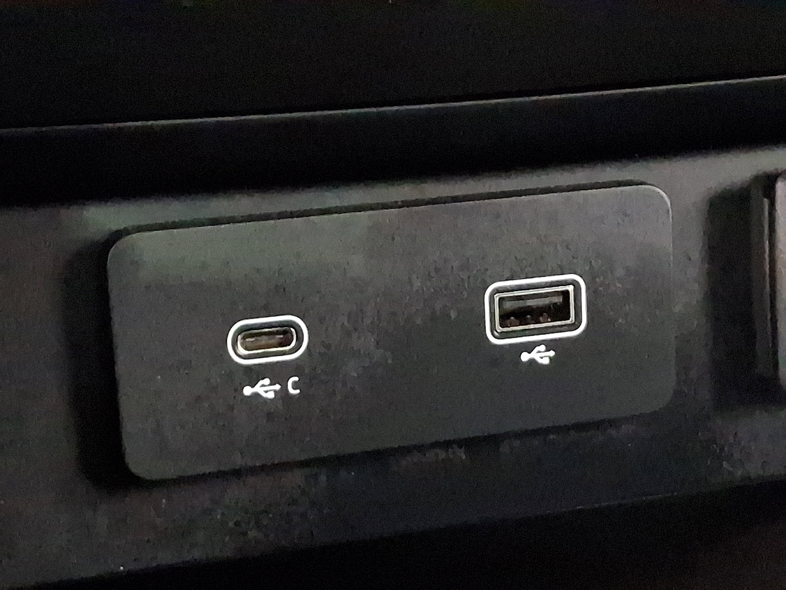 Certified 2023 Land Rover Defender 110 V8 image 25