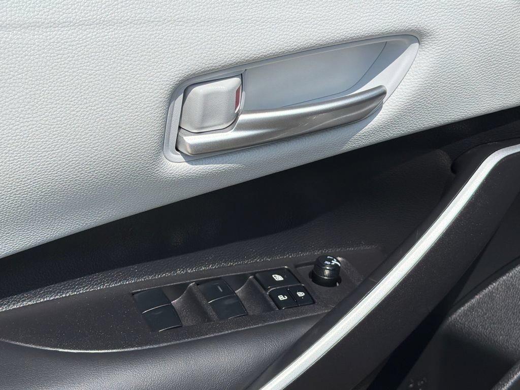 Used 2025 Toyota Corolla SE w/ SE Premium Package FWD image 20