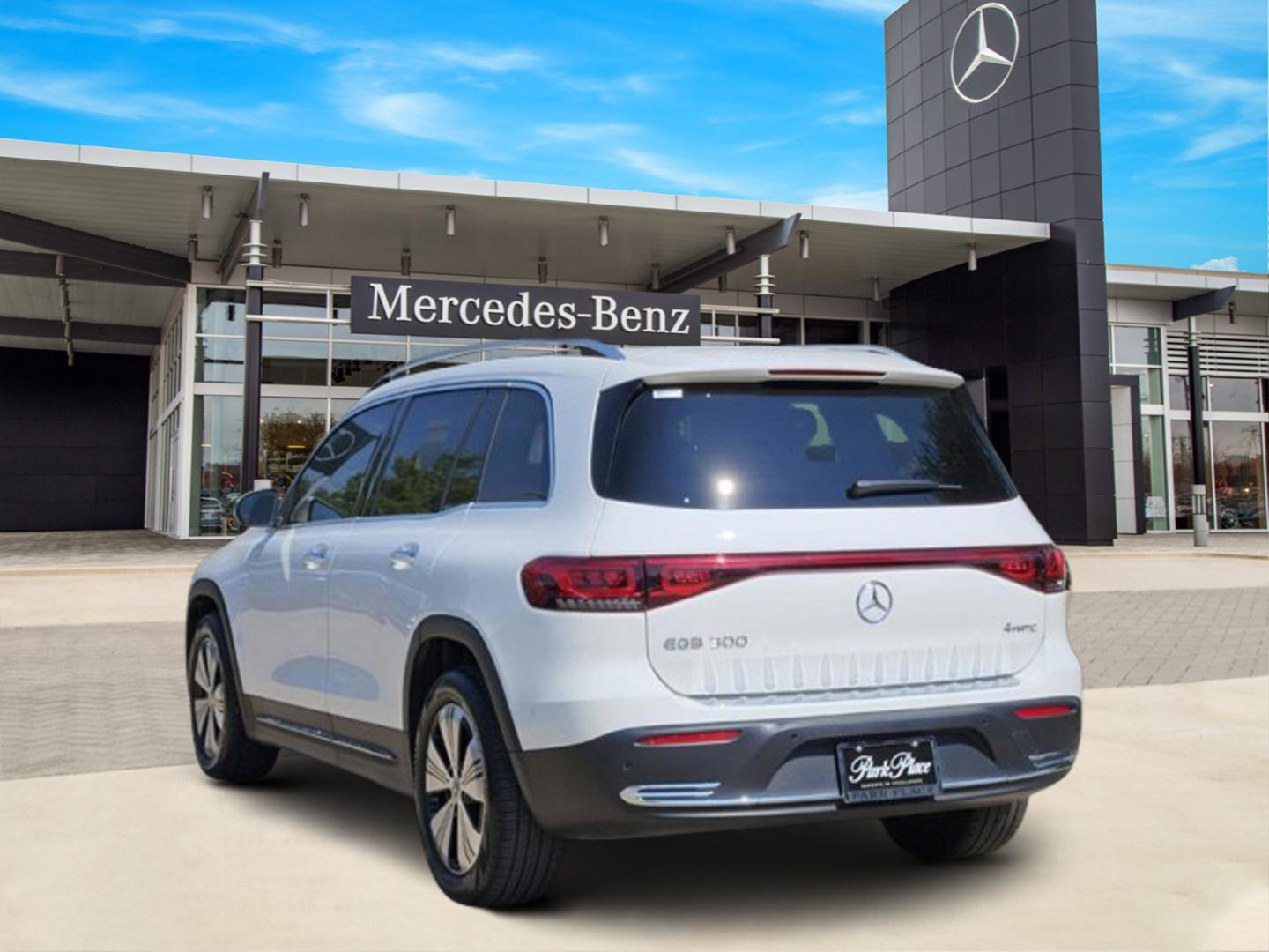 Used 2023 Mercedes-Benz EQB 300 4MATIC image 4