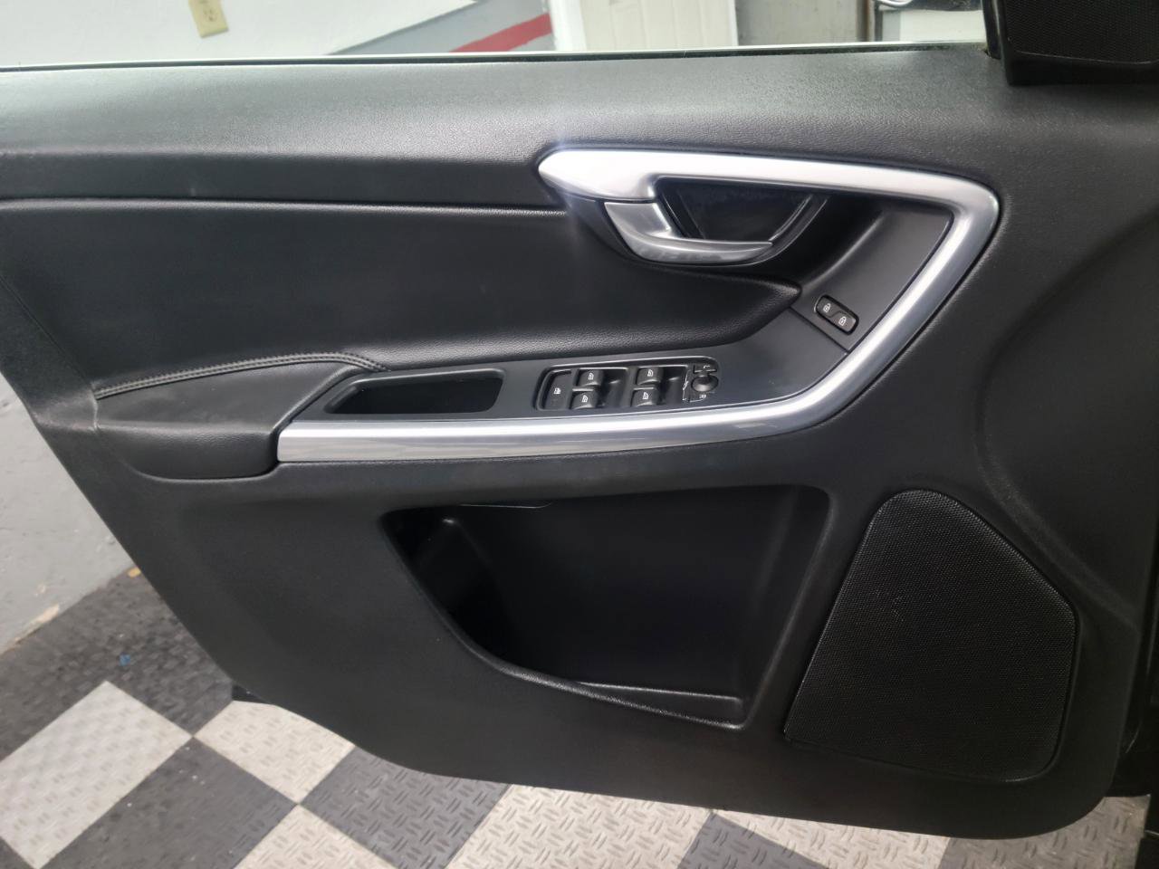 Used 2015 Volvo XC60 T6 w/ Proximity Package image 23