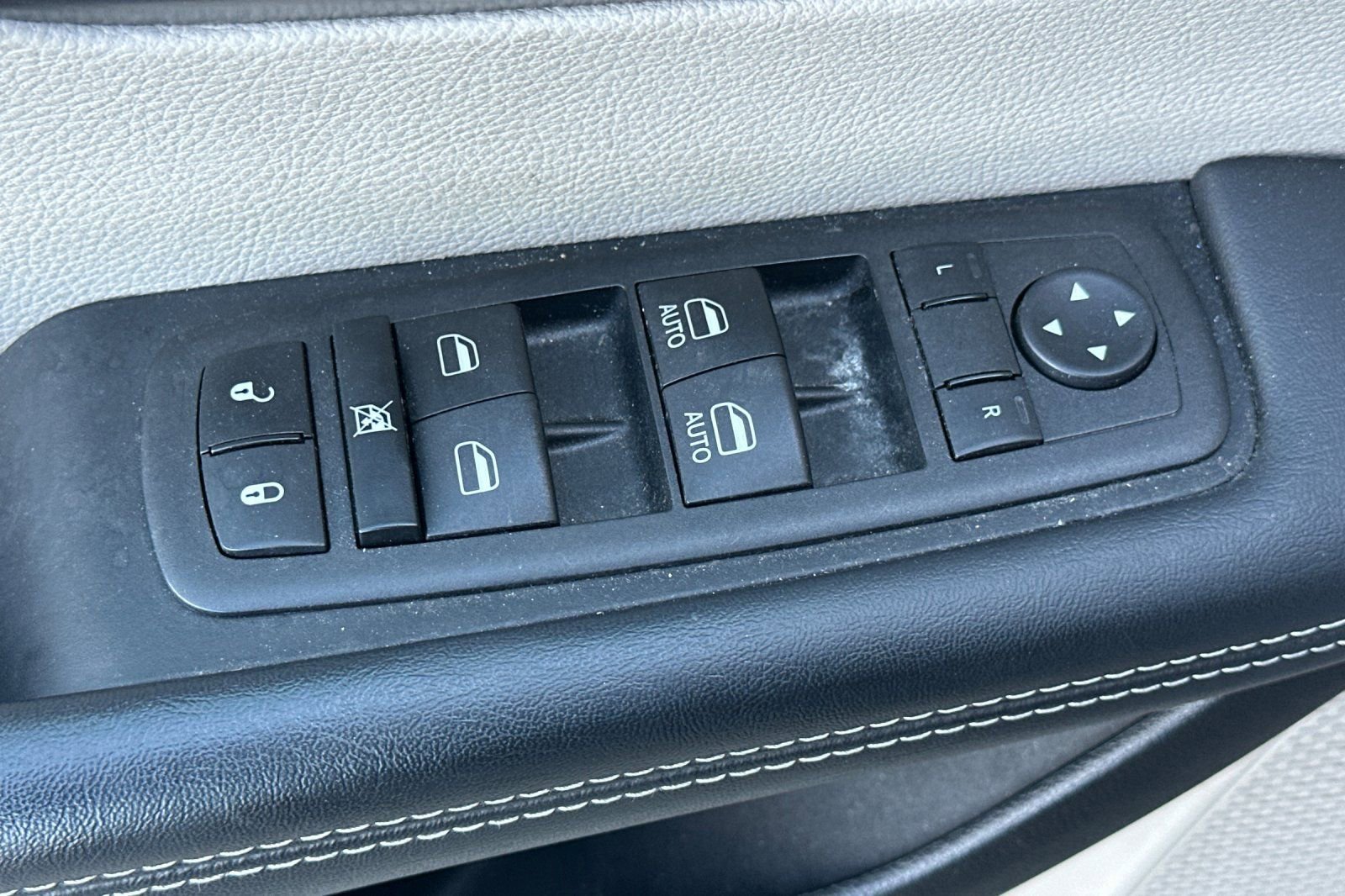 Used 2023 Chrysler Pacifica Touring-L image 13