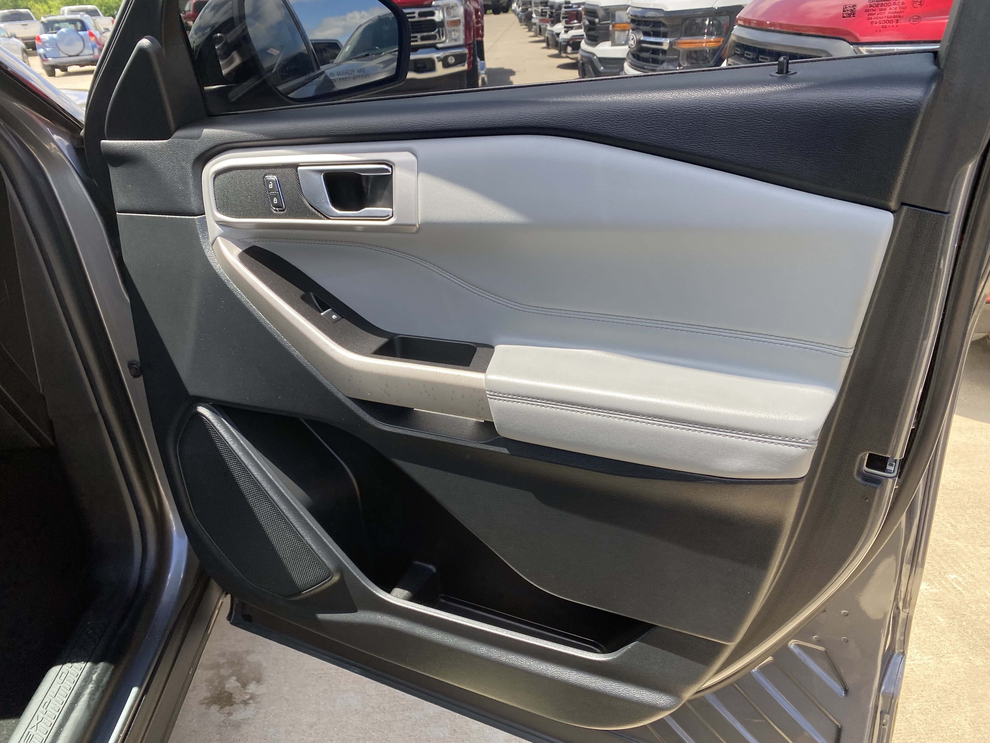 Used 2022 Ford Explorer XLT w/ Equipment Group 202A RWD image 13