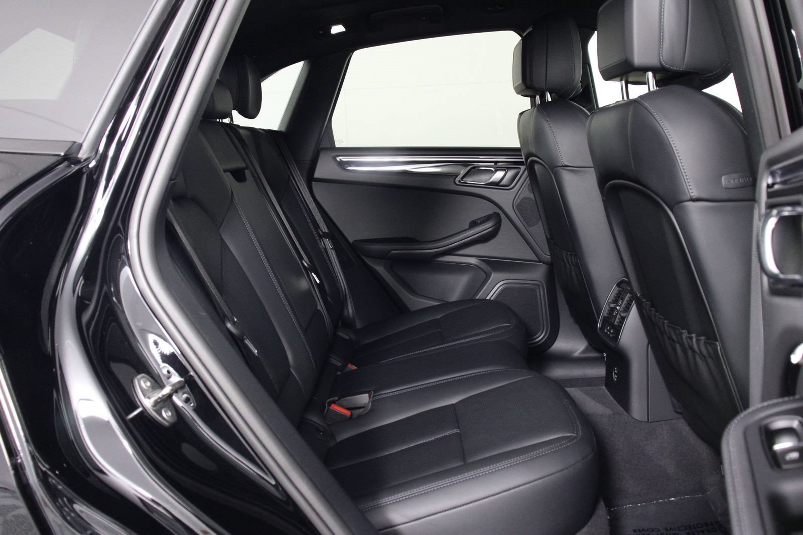 Certified 2026 Porsche Macan AWD/4WD image 32