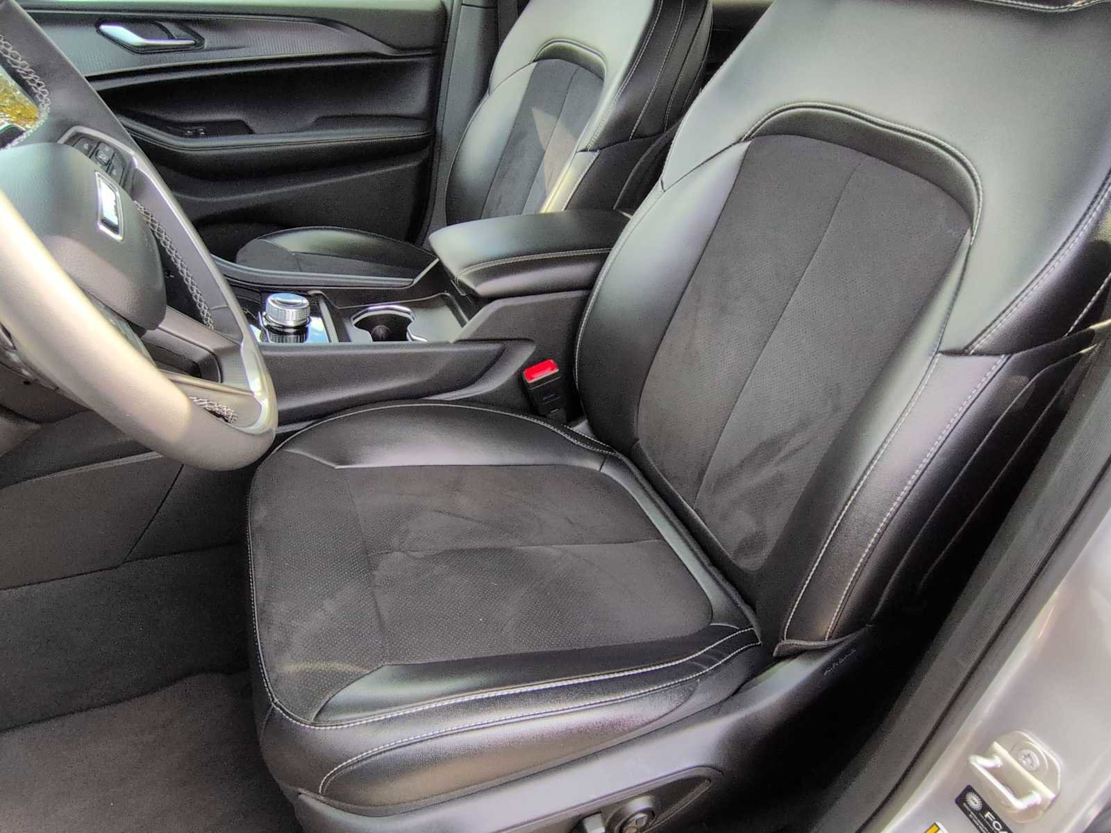 Used 2023 Jeep Grand Cherokee L Laredo image 16