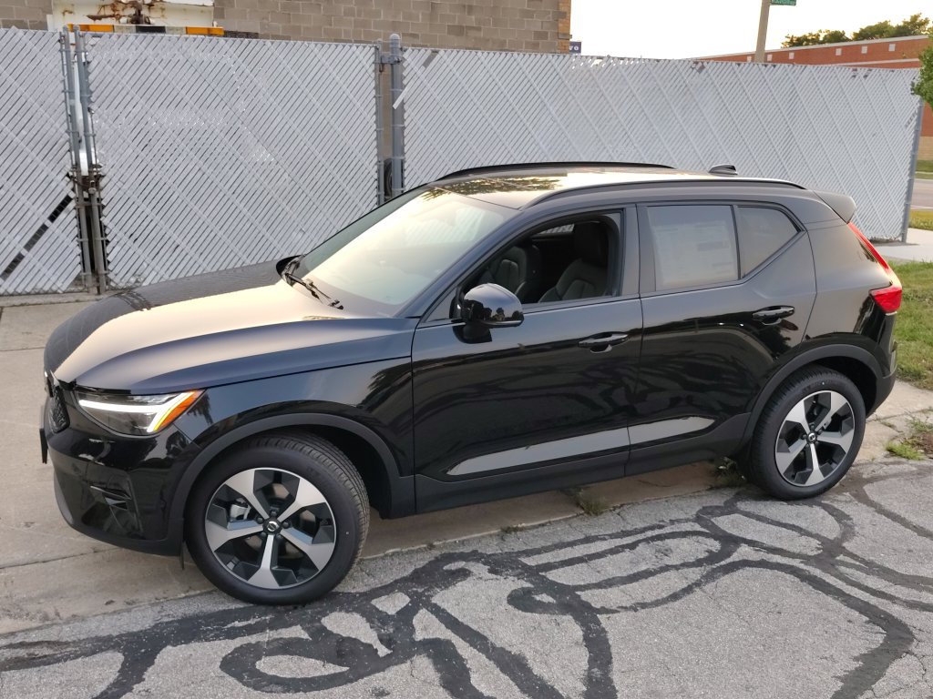 New 2026 Volvo XC40 B5 Plus w/ Protection Package Premier AWD/4WD image 3