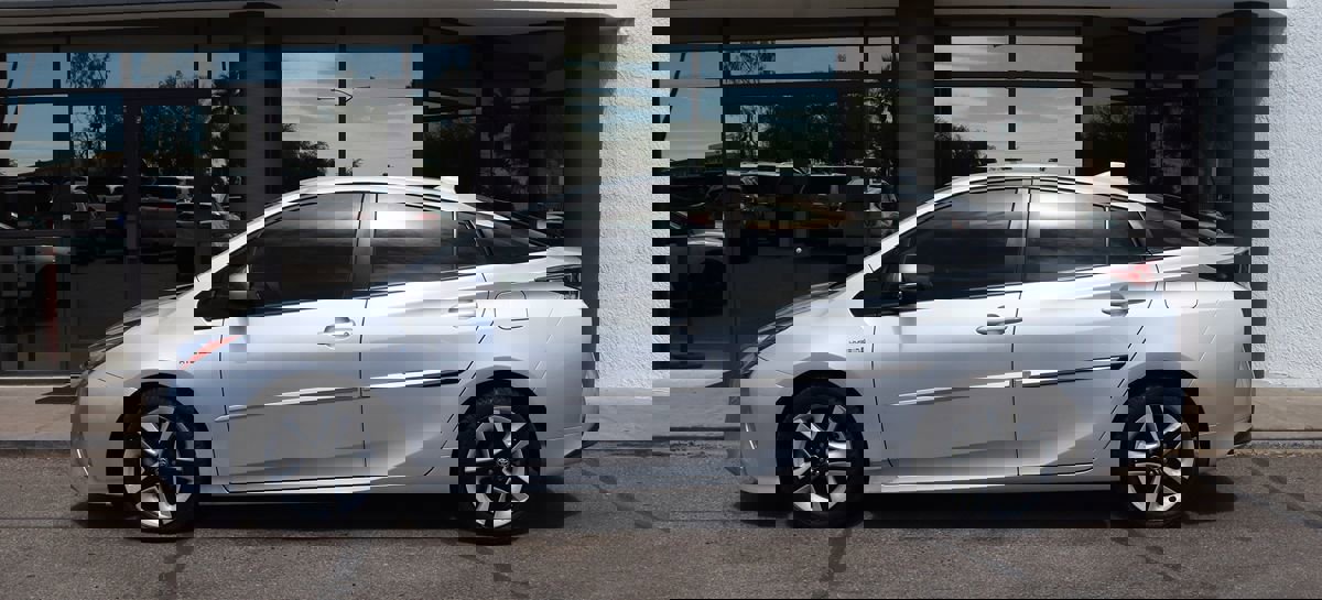 Used 2016 Toyota Prius Three Touring FWD image 8