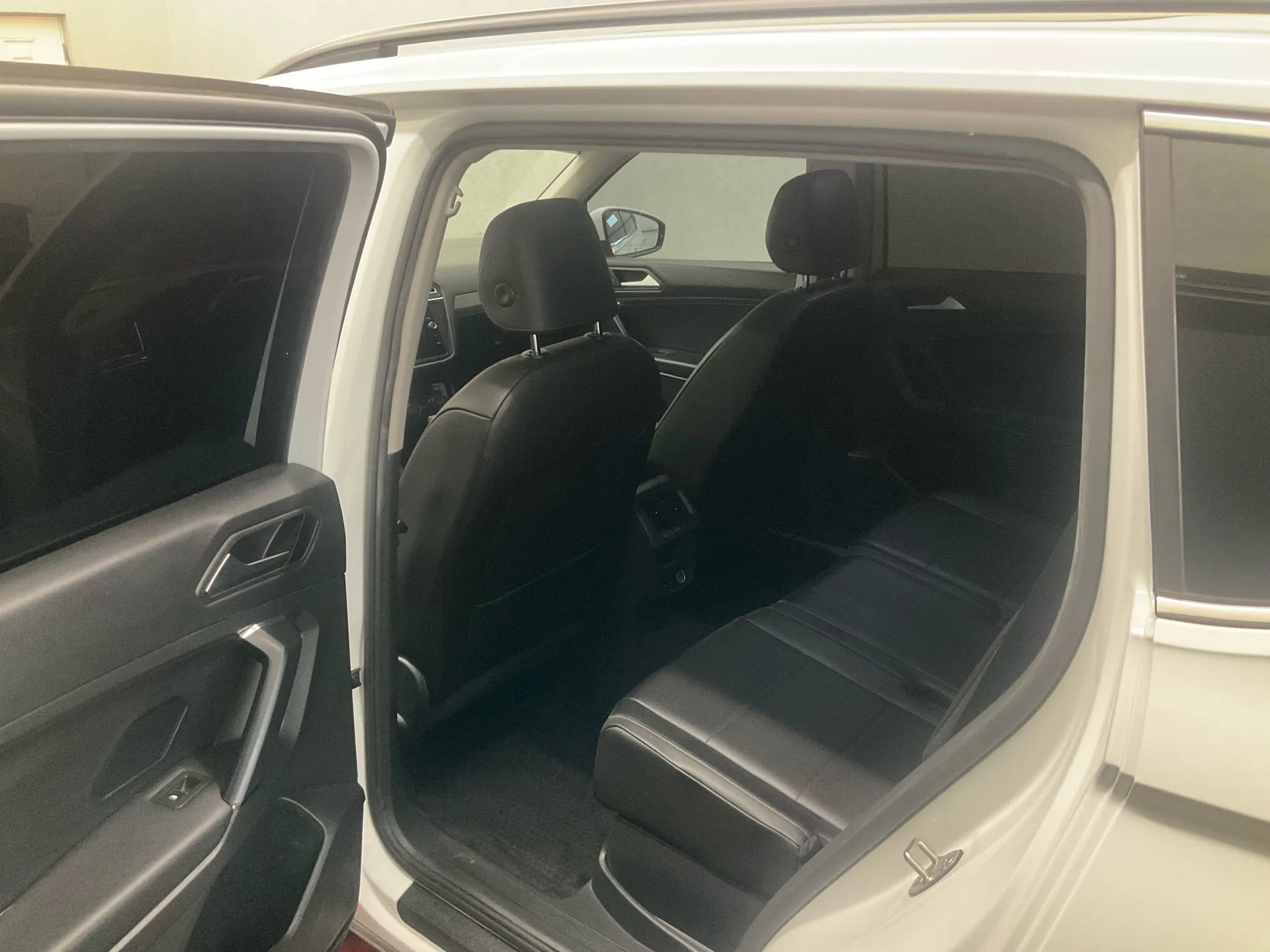 Used 2019 Volkswagen Tiguan SE w/ Panoramic Sunroof Package image 11