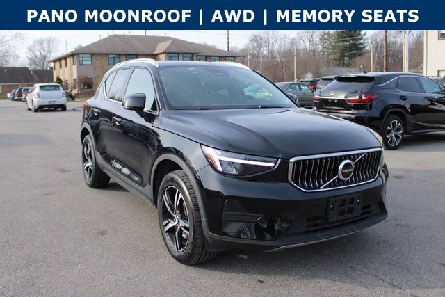 Used 2025 Volvo XC40 B5 Core image 2