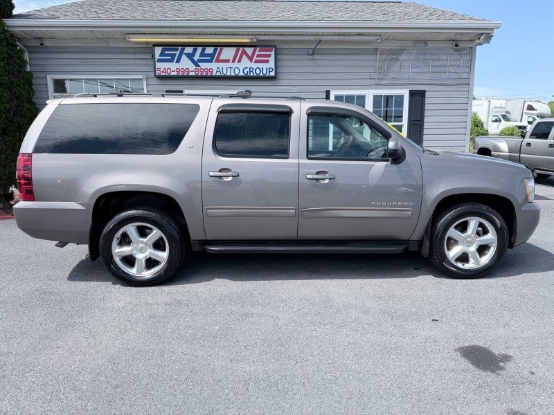 Used 2013 Chevrolet Suburban LT image 1