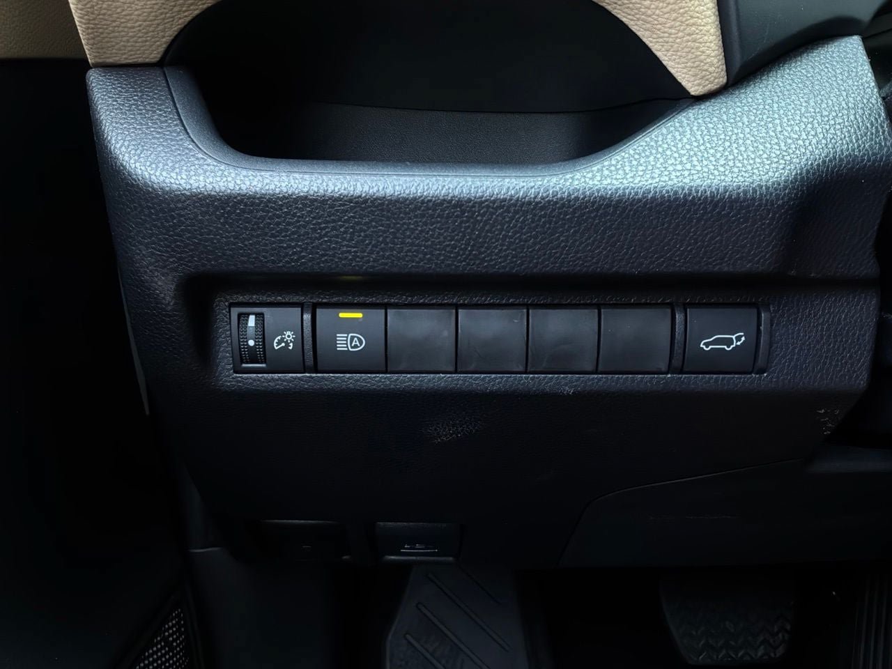 Used 2025 Toyota RAV4 XLE Premium FWD image 25
