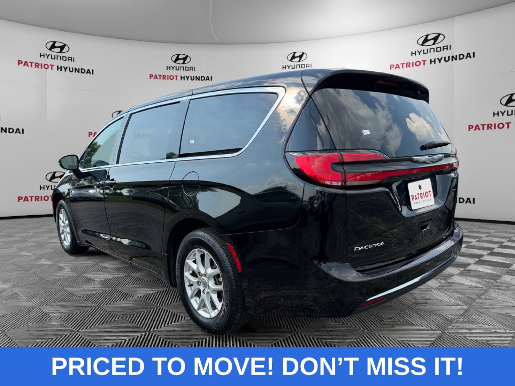Used 2025 Chrysler Pacifica Select FWD image 5