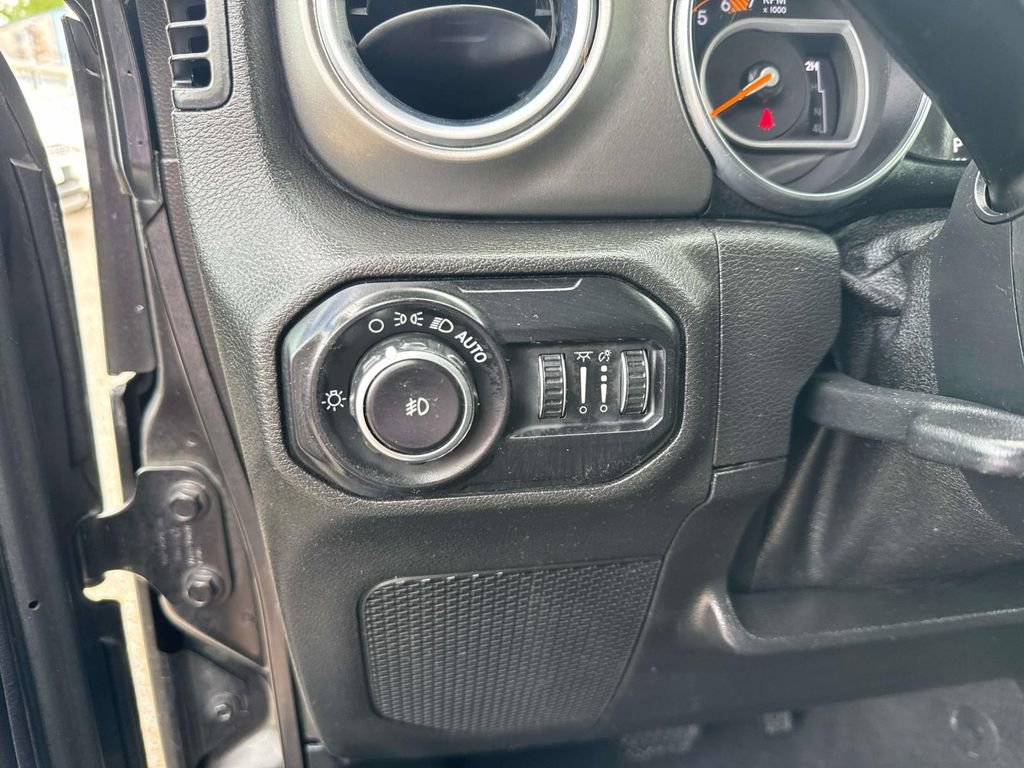 Used 2019 Jeep Wrangler Unlimited Sahara image 22