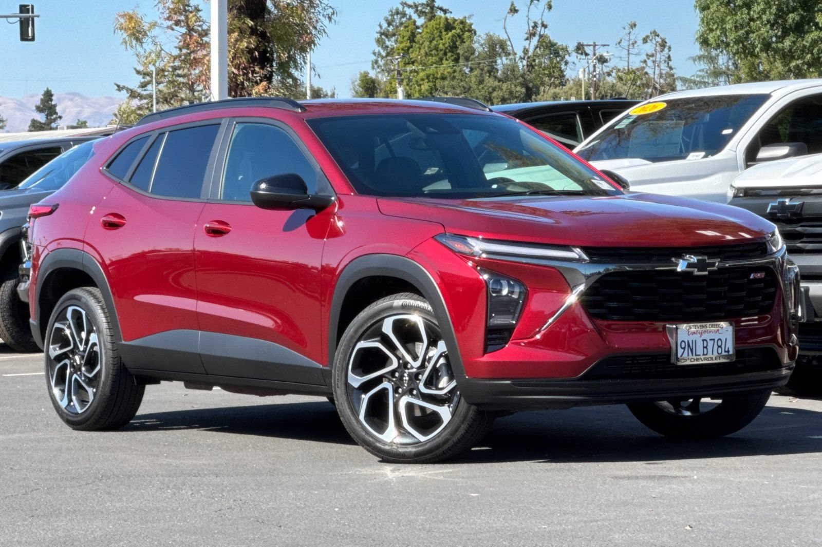 Used 2025 Chevrolet Trax RS FWD image 2
