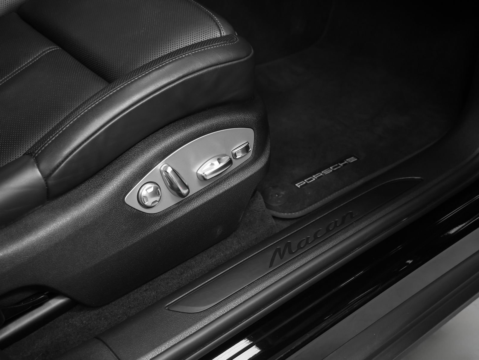 Certified 2023 Porsche Macan image 20