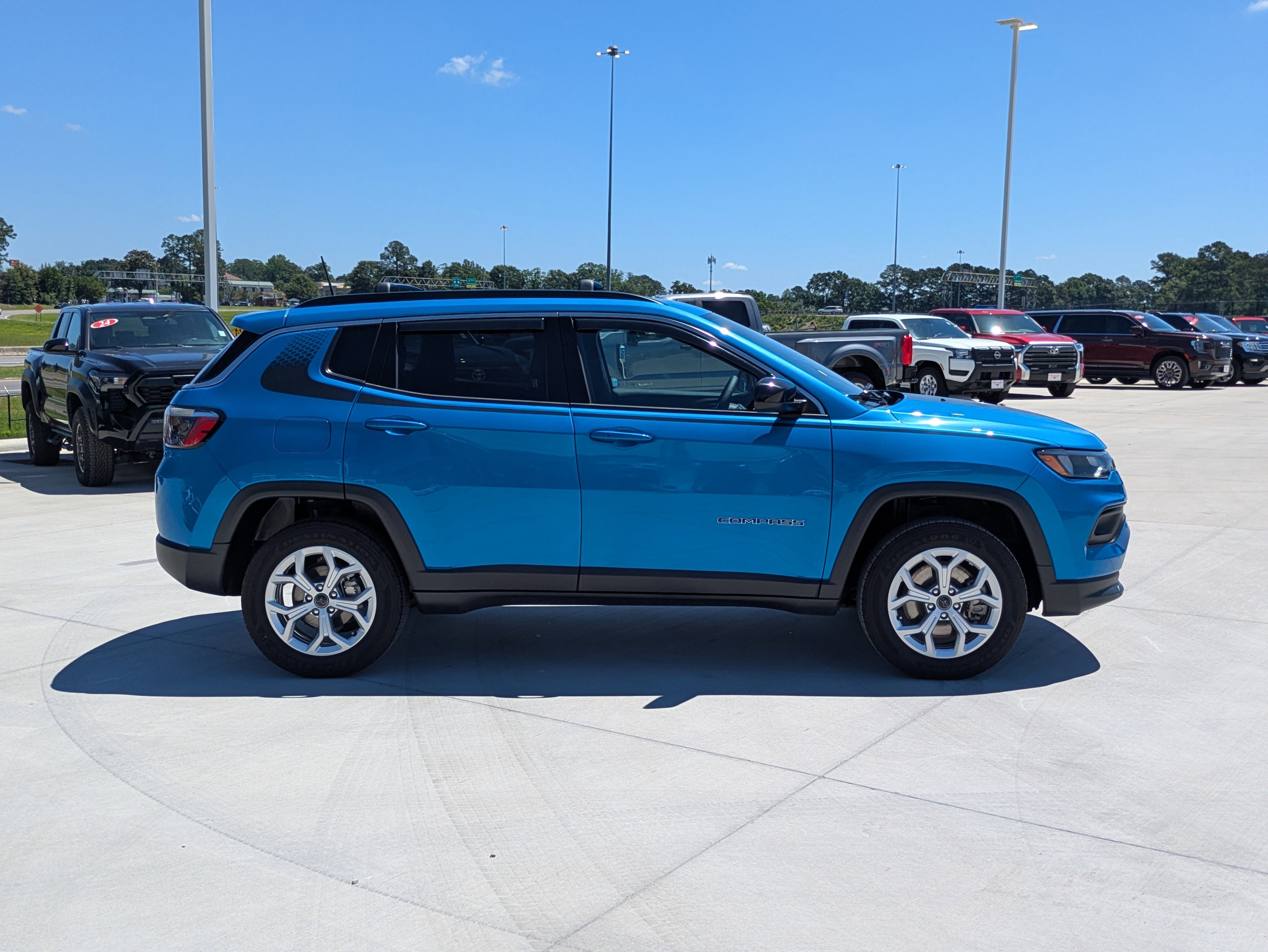 Certified 2025 Jeep Compass Latitude w/ Convenience Group AWD/4WD image 6