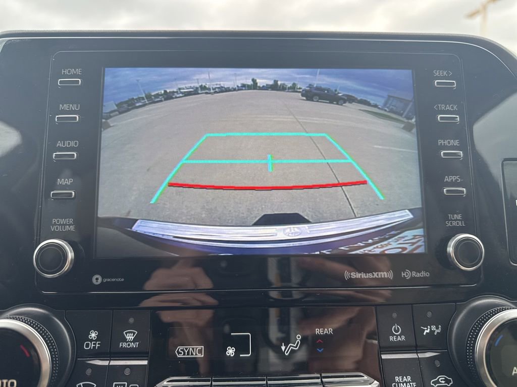 Used 2020 Toyota Highlander XLE AWD/4WD image 11
