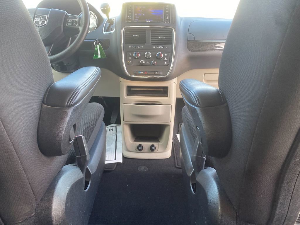 Used 2018 Dodge Grand Caravan SE w/ UConnect Hands-Free Group image 28