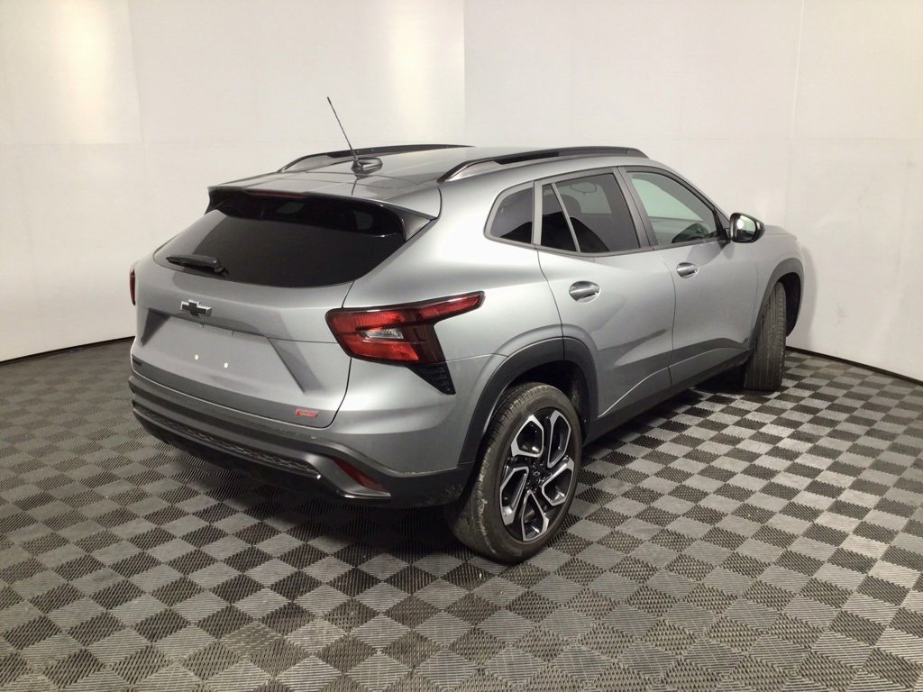 Used 2025 Chevrolet Trax RS image 12