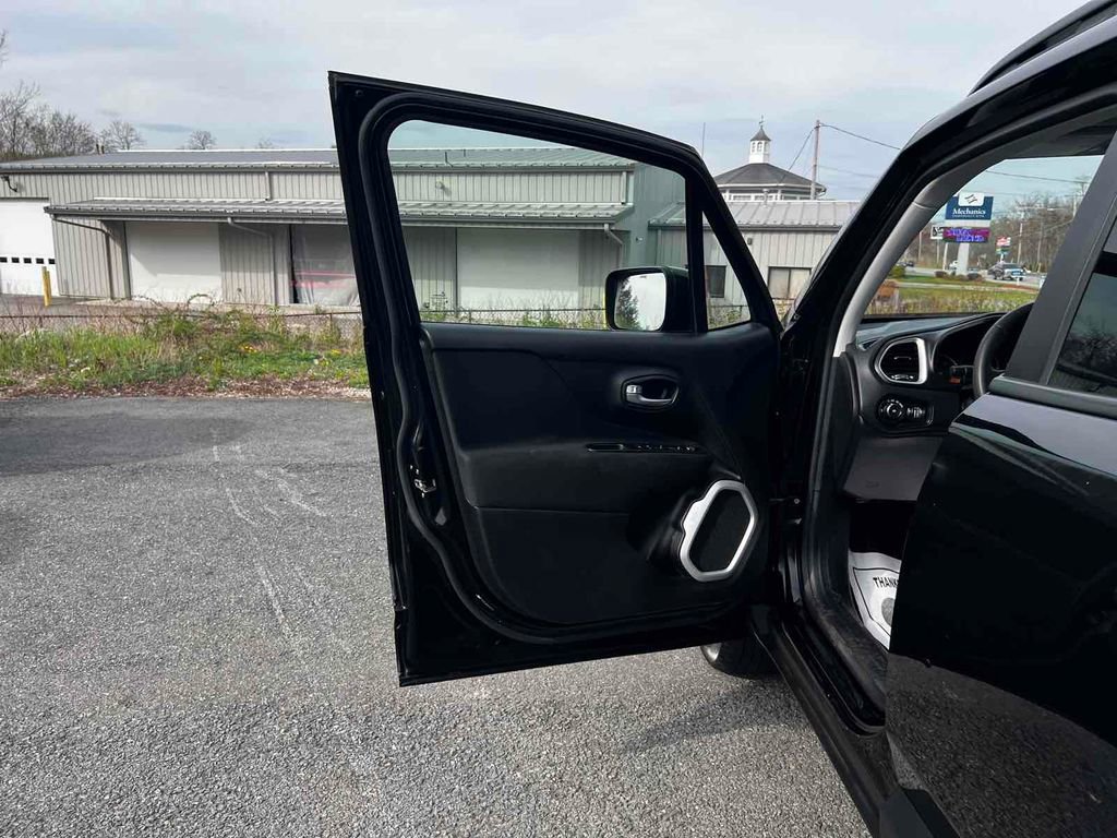 Used 2018 Jeep Renegade Latitude image 11